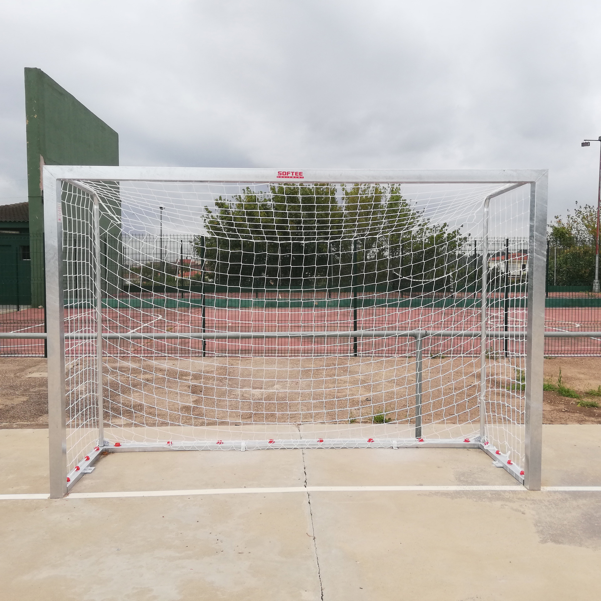 JUEGO PORTERÍAS GALVANIZADAS FÚTBOL SALA/BALONMANO METÁLICAS TRASLADABLES 80X80MM CON BASE 80X40MM - Imagen 7