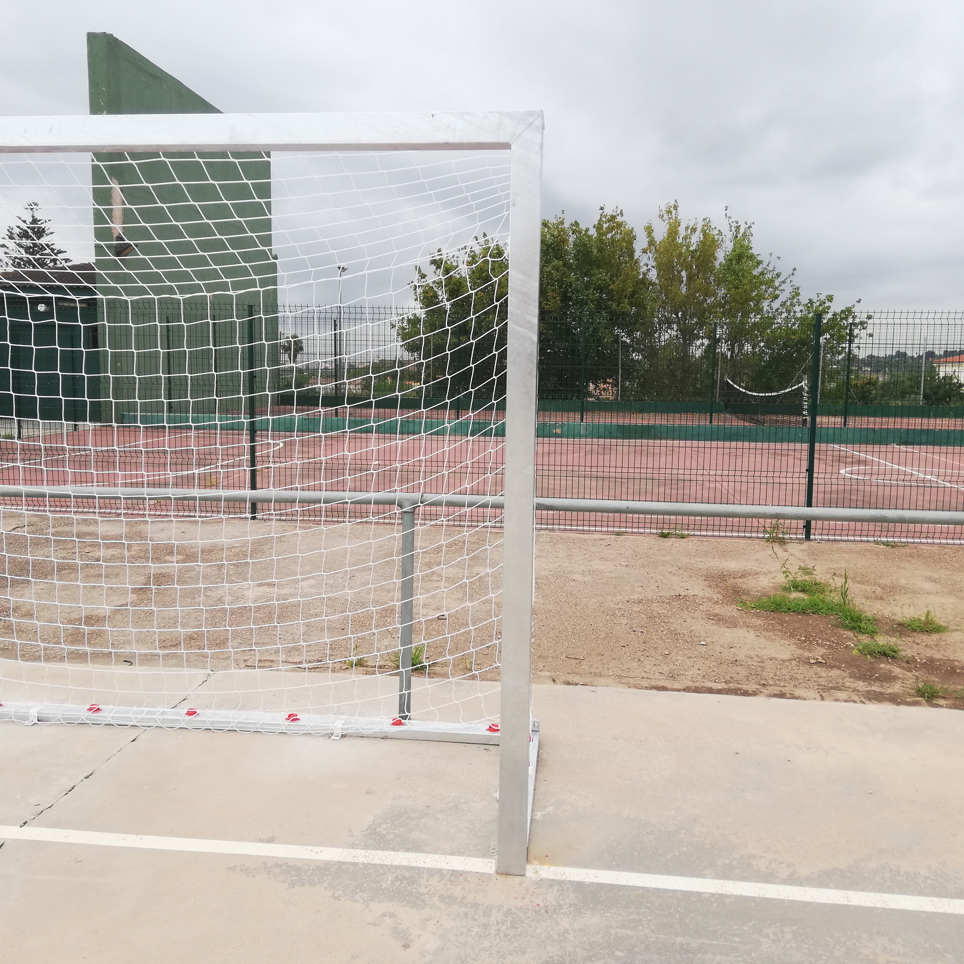 JUEGO PORTERÍAS GALVANIZADAS FÚTBOL SALA/BALONMANO METÁLICAS TRASLADABLES 80X80MM CON BASE 80X40MM - Imagen 8